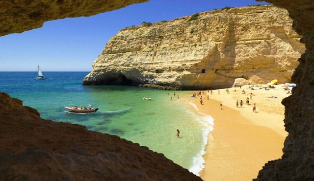 STUNNING VILLA, HEATED POOL, Perfect Location, Only 8 Min.Walk to "STRIP" in Albufeira