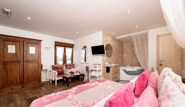 'Suite Rosa' Room with Jacuzzi, Mountain Views, and Shared Terrace in Rubayo