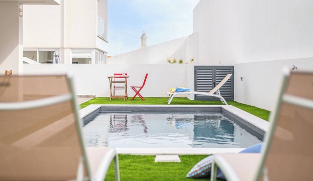 Summer house with pool & garden, 5m ride to Caparica beach in Charneca da Caparica almada