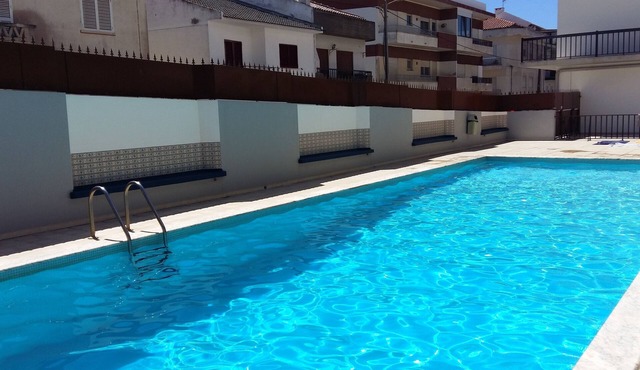 T2 by the beach, with pool, WIFI and cable TV, in Praia do Pedrogão in Coimbrão