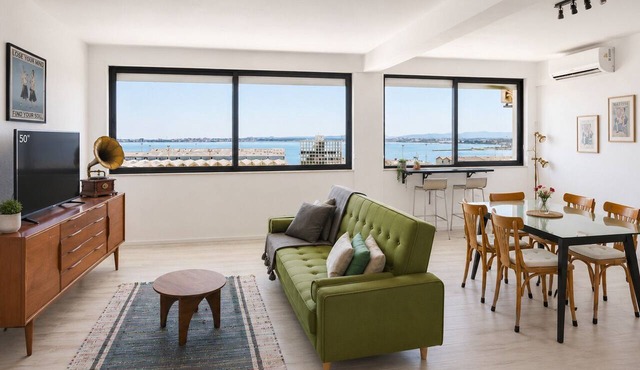The River Studio | Super Spacious, Wide Estuary Views & Walk to Lisbon Ferry in Almada