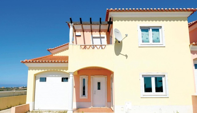 This comfortable, modern vacation villa is ideal for families with children. in Ventosa do Mar
