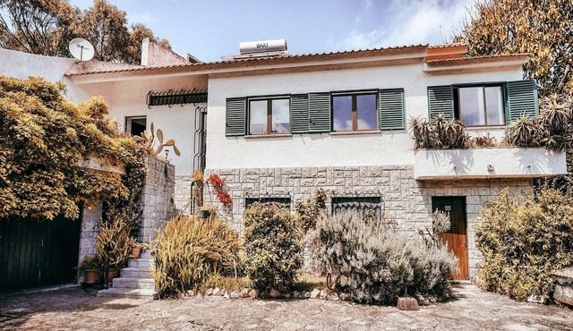 Tranquil holiday home with pool in Sintra in Galamares