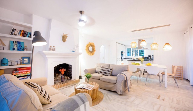Typical beach house, ping pong table, pool (45m2), garden in Marbella
