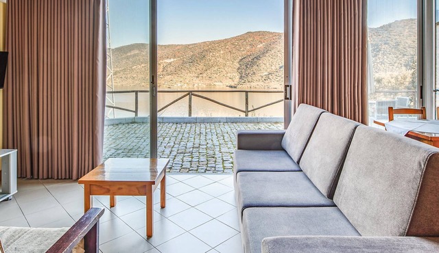 Vacation apartment for two people with impressive views of the picturesque Douro River. in Freixo de espada c
