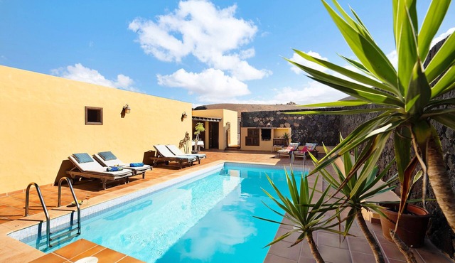 Vacation Home "Finca Acequia" with Sea View, Private Pool & Wi-Fi in Tinajo