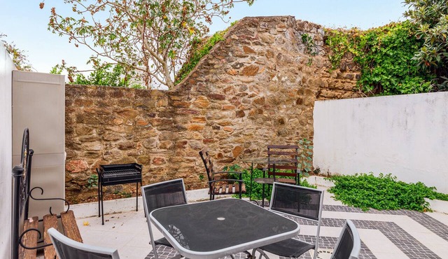 Vacation Home Castle House with A/C, Terrace & Garden in Redondo- Alentejo