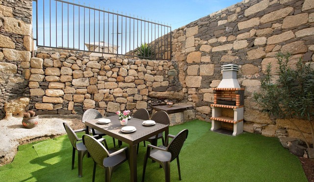 Vacation Home "Villa Esperanza" with Mountain View, Private Terrace & Wi-Fi in Villa de Arico