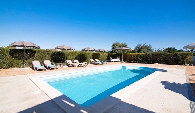 Vacation Home 'Villa Oliva AL - T4' with Mountain Views, Pool, Sunny Terrace, Wi-Fi & A/C in Moncarapacho