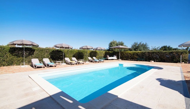 Vacation Home 'Villa Oliva AL - T4' with Mountain Views, Pool, Sunny Terrace, Wi-Fi & A/C in Moncarapacho