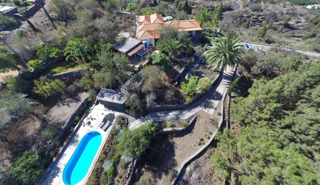 Very comfortable, spacious villa in a quiet secluded location with a heated pool in Tijarafe