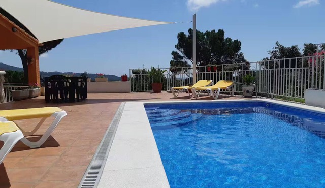 Vila with private pool, sea view 7km away Pets welcome in Calonge