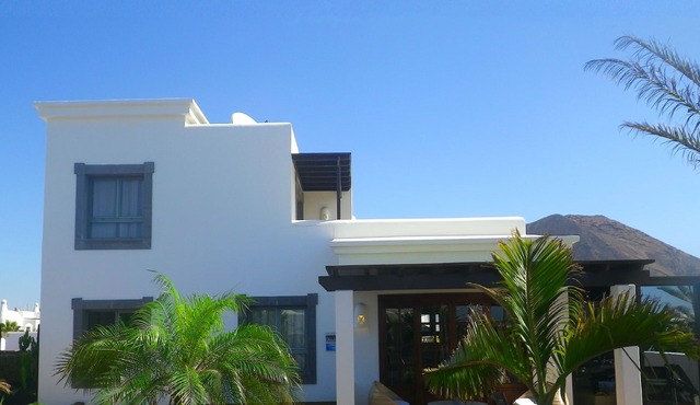 Villa 175 m2. Seaview, pool 28°C, big hot tube, tropical garden, Smart TV, Wi-Fi in Playa Blanca
