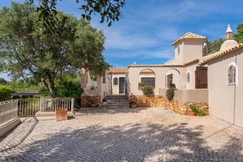 Villa Algarve 4 Ensuite Bedrooms, Private Swimming Pool, Beautiful Gardens with water features and natural Bio Pool in Almancil