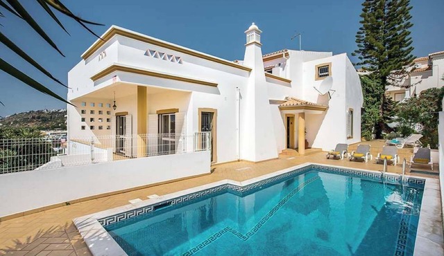 Villa Almanda, Spacious & great location by Marina and Old Town in Albufeira