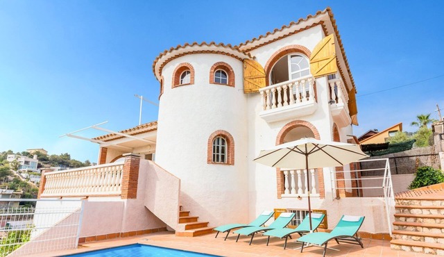 Villa Calma I - Five Bedroom Villa, Sleeps 11 in Quint Mar
