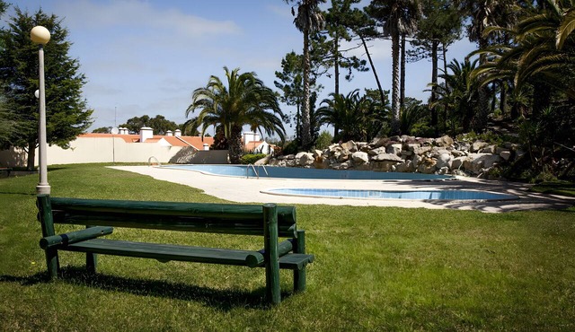 Villa 'Da Lua' with Shared Pool, Wi-Fi and Air Conditioning in Ericeira