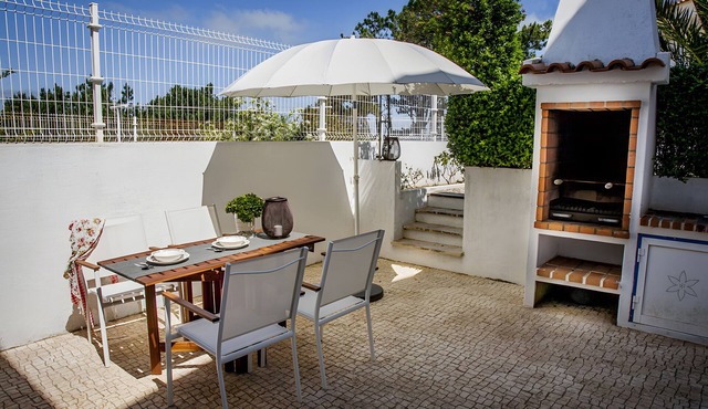 Villa 'Da Lua' with Shared Pool, Wi-Fi and Air Conditioning in Ericeira