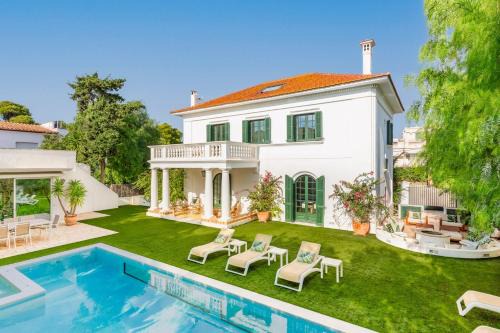 Villa De Los Leones in heart of Sitges by beach and town with AC & games in Sitges