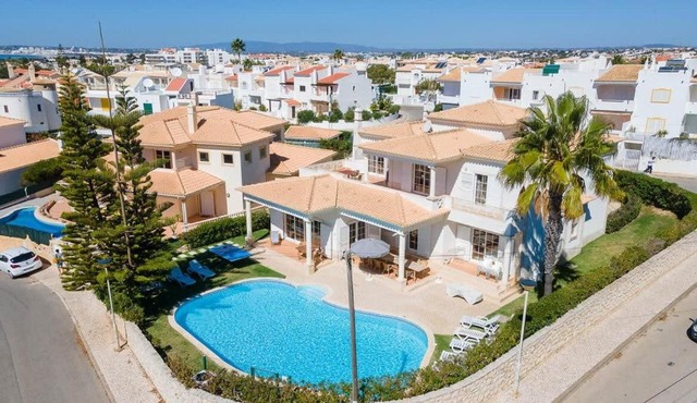 Villa Gale Grande - bright airy property with a private pool in Porto