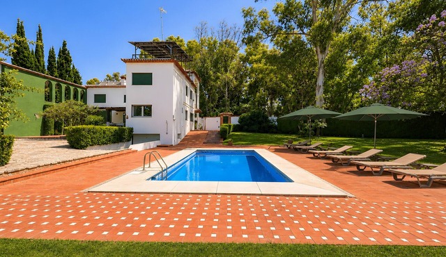 Villa 'Gran Cerca De Puerto Banús' with Mountain Views, Wi-Fi, and Air Conditioning in Marbella