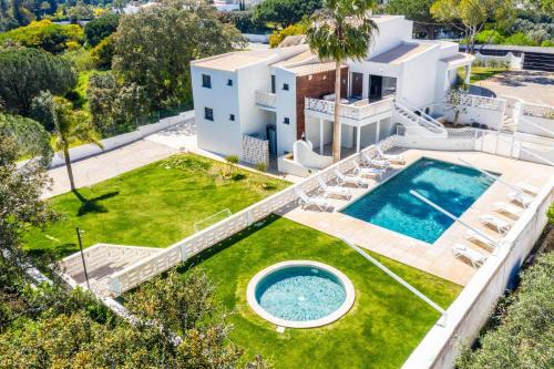 Villa Horizon Grande - Stunning Luxury villa great location sleeps 16 in Lagoa