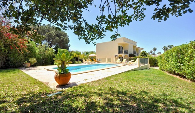 Villa in Vilamoura near Falésia Beach in Quarteira