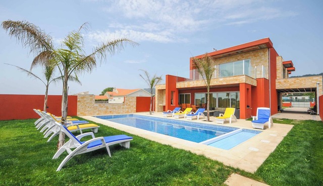 Villa Litoral - Five Bedroom Villa, Sleeps 10 in Marinhas