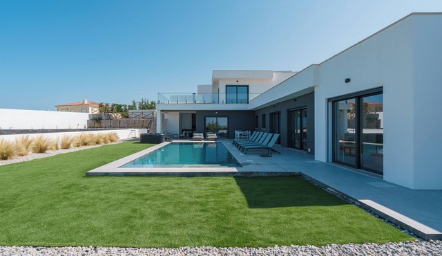 Villa Locki, jacuzzi, swimming pool and sea view in Atalaia