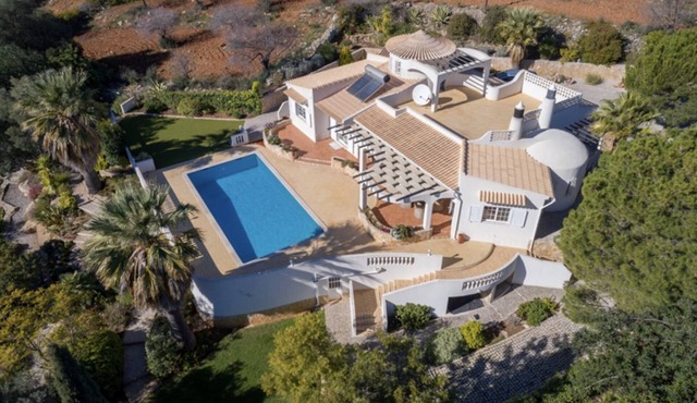 Villa Lucie 3 Bedrooms 6 Pers. max with Heated Pool and Sea View in Algarve in Estói