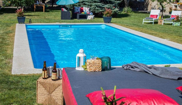 Villa 'Luxury Singular Rosa' with Mountain Views, Private Pool and Garden in Padrón