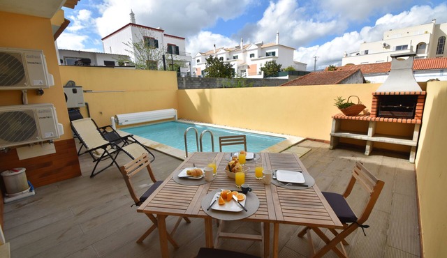 Villa Machado is located in Alcantarilha with a private swimming pool. in Alcantarilha