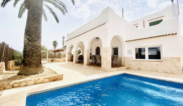 "Villa Maria" for 6 people with pool & walking distance to the beach in Cala Llombards