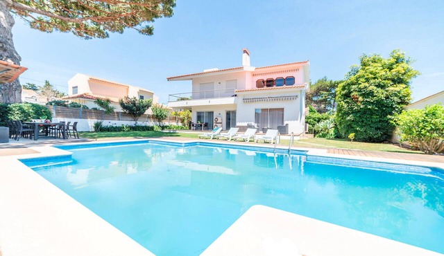 Villa Marina - Sunny beach and golf holiday home near top courses in Cascais in Cascais