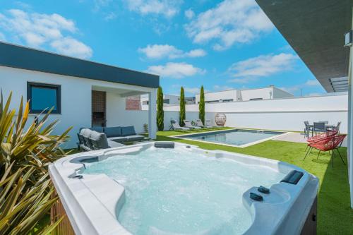 Villa Mauricio with jacuzzi and private swimming pool in Atalaia