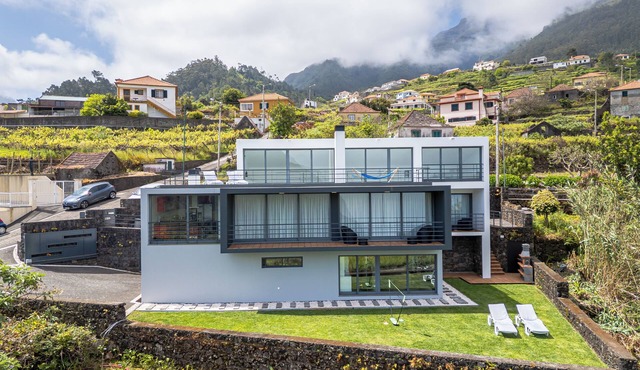 Villa offering amazing views of São Vicente valley and the Atlantic Ocean. in São Vicente