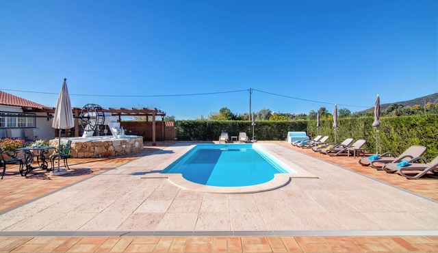 Villa 'Oliva AL' with Nature Views, Pool, Garden, Terrace, Wi-Fi & AC in Moncarapacho