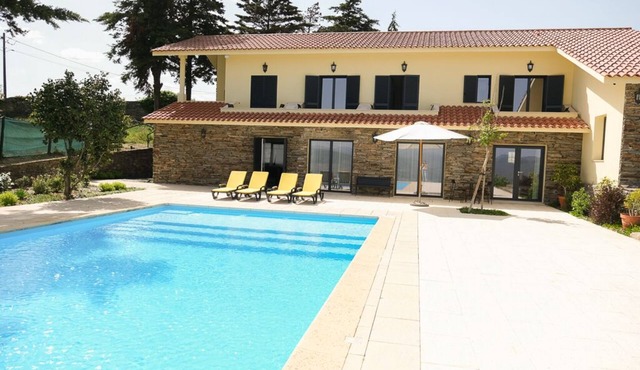 Villa overlooking the Douro River with Swimming Pool and Tennis Court in Fontelas
