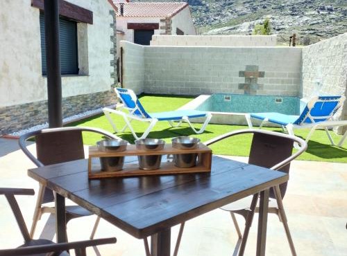 Villa pose in Robledillo