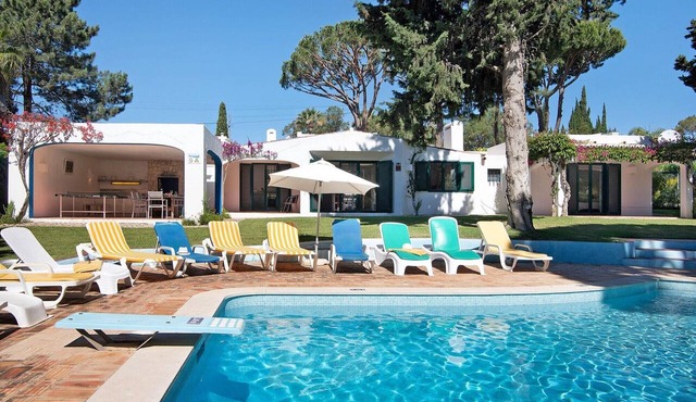 Villa 'Quinta da Balaia' close to the Sea with Pool & Wi-Fi in Albufeira