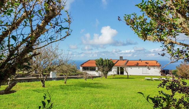 Villa 'Quintinha Das Achadas' with Sea View, Private Garden and Wi-Fi in Achadas da Cruz