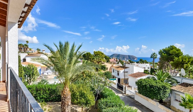 VILLA SERENA, holidays house in Moraira with sea views in a quiet area in Moraira