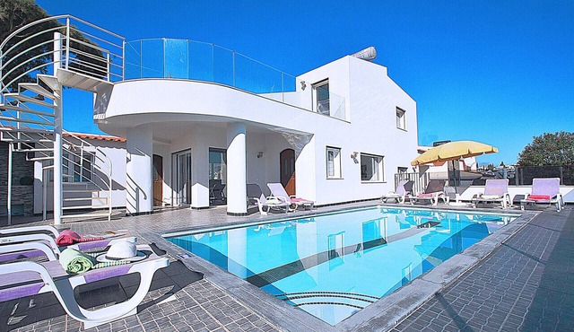 Villa w/heatable pool & BBQ in São Rafael in Albufeira