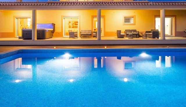 Villa w/Heatable Pool and Jacuzzi in Carvoeiro in Carvoeiro