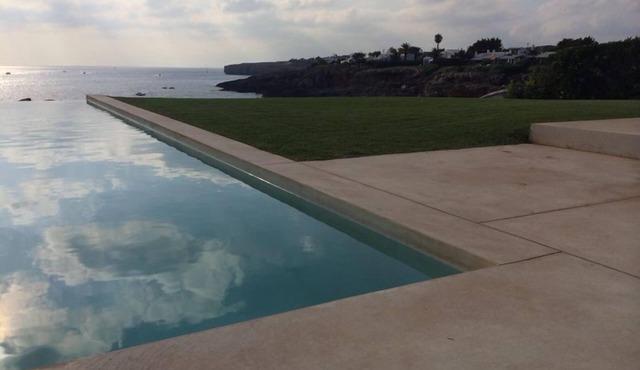 Villa with 5 bedrooms, 4 bathrooms, 1300 m² of land on the seafront FREE WIFI in Cap d'en Font