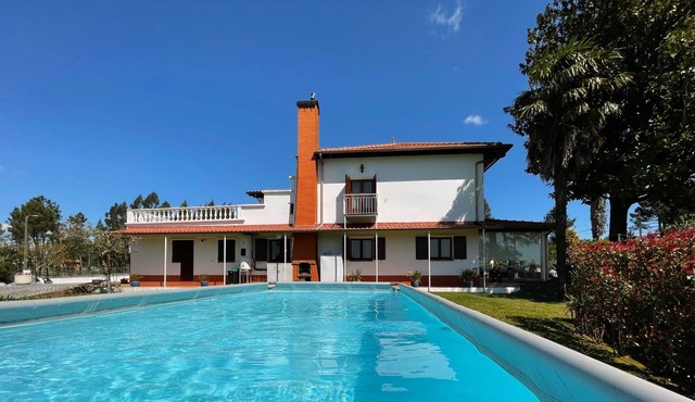 Villa with pool, close to the beach! in Alvarães