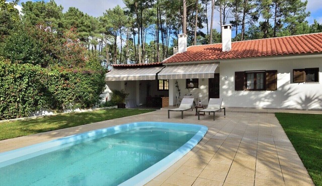 Villa with Pool near Golf & Beach in Corroios