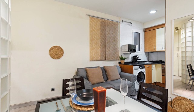 Your Barcelona Base: Cozy Apt by Sant Pau & Metro w/AC & Balcony in Barcelona