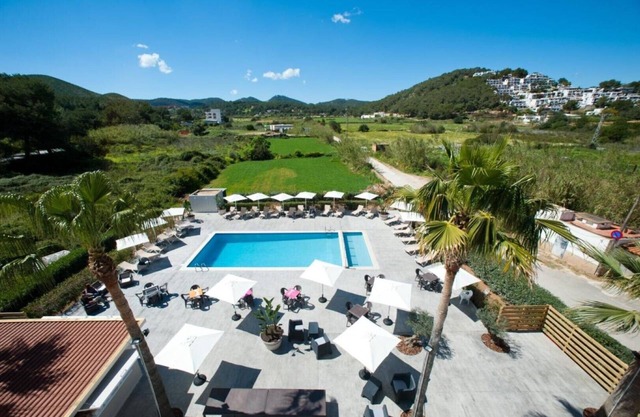 Apartment Ses Veles 2 dormitorios close to the Beach with Sea View, Pool, Wi-Fi & Garden in Santa Eulalia