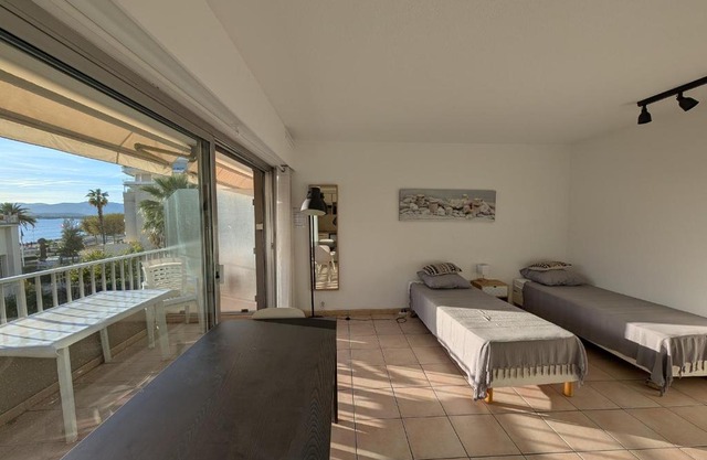 Studio Proche Plage et Commerces - Climatisé, Parking, Wi-Fi in Saint-Raphael